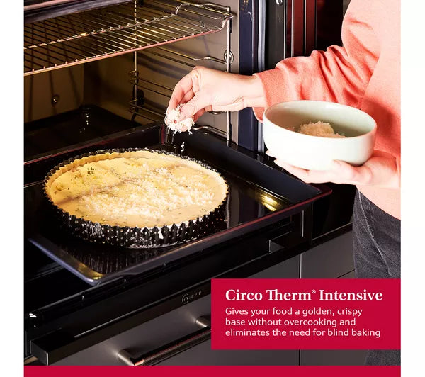 woman putting cheese into pay-Circo Therm Intensive