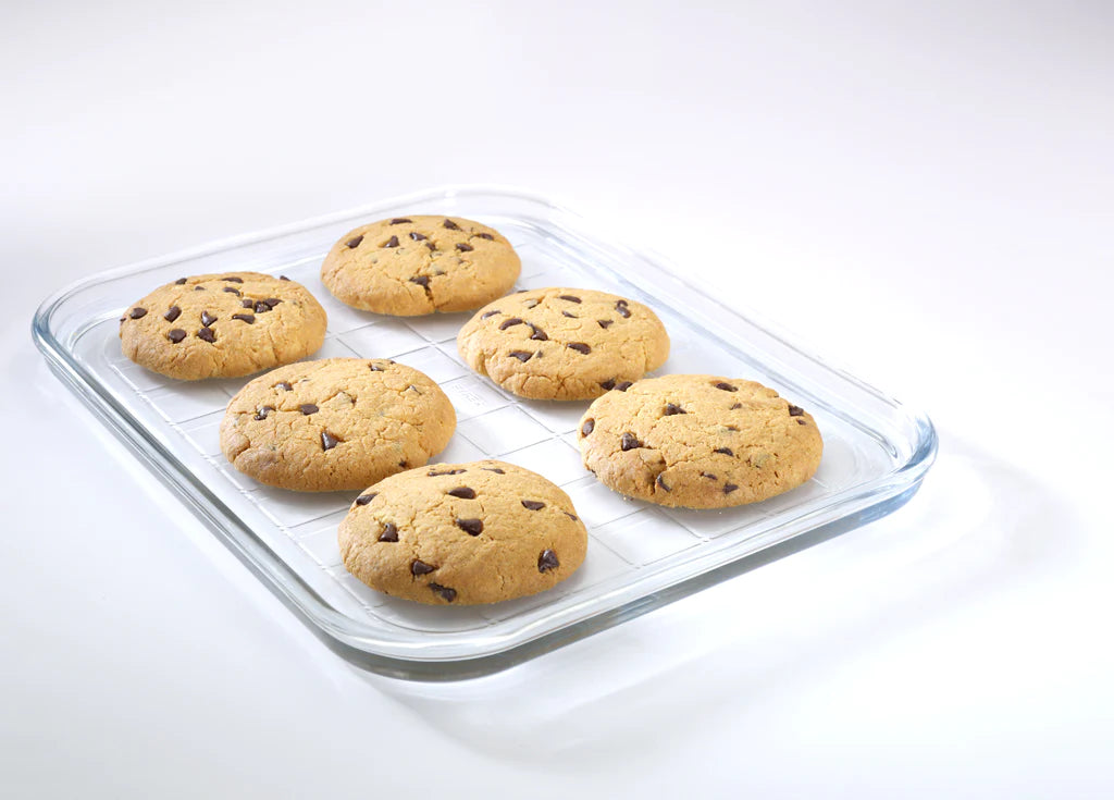 Pyrex Baking Tray 32x26cm 219B with baked cookies on it