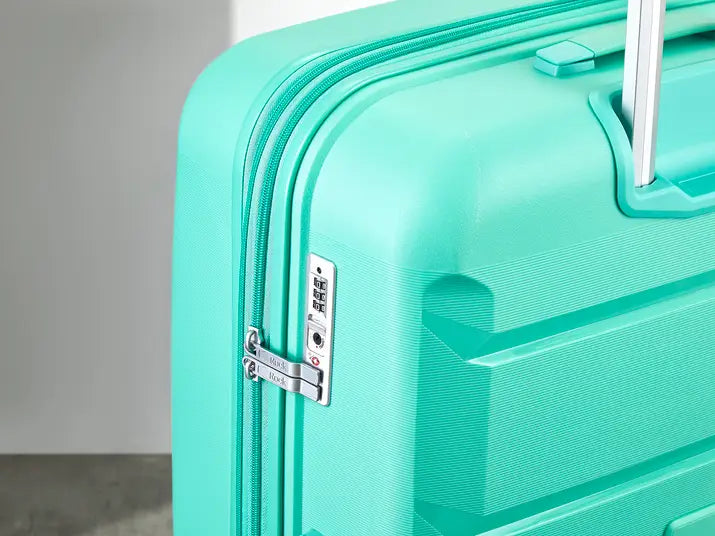 Tulum Small Suitcase in Turquoise lock