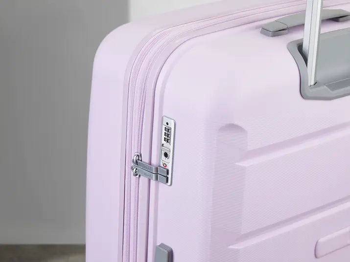 Tulum Medium Suitcase in Lilac lock