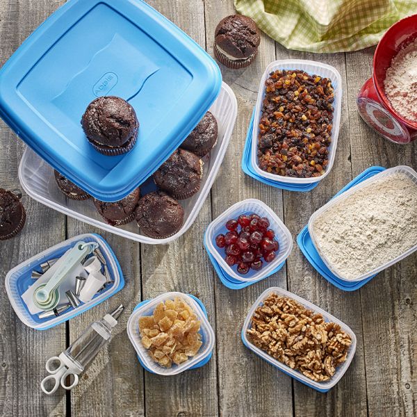 Addis 510431 Foodsaver Square  5L White sitting amongst other food containers