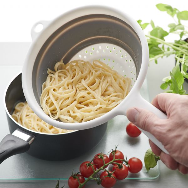 Addis 517522 8" Colander with pasta inside it